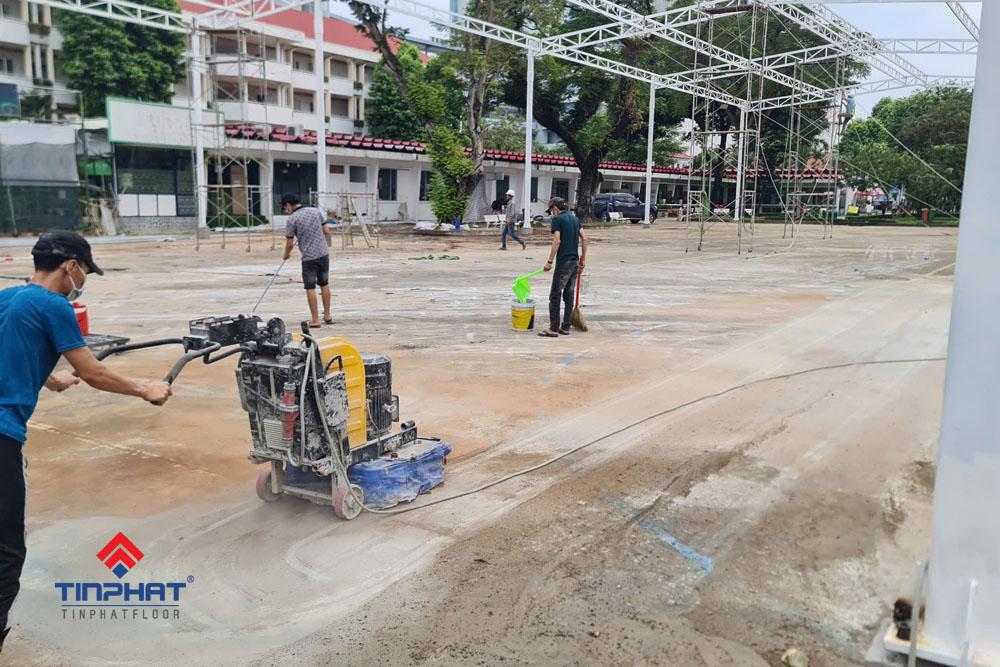 Thi công xử lý bề mặt nền sân