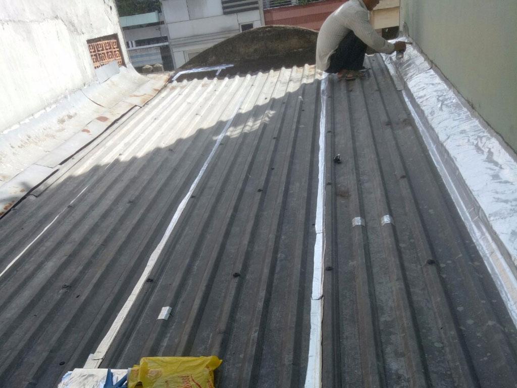 chống thấm mái tôn giáp tường
