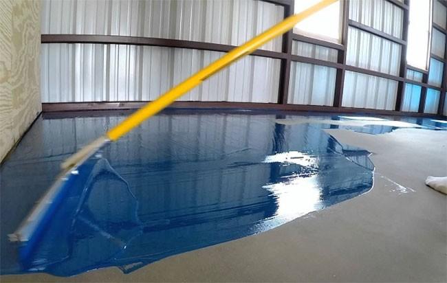 Thực hiện sơn epoxy lớp lót lên bề mặt