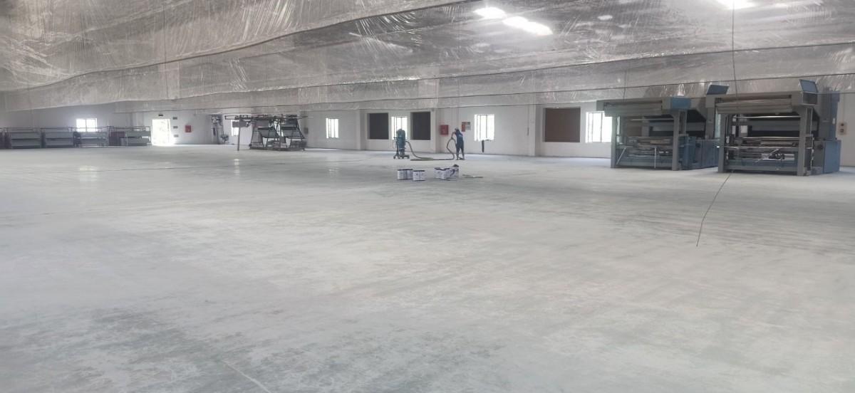 Công nhân thi công bề mặt sàn trước khi thi công sơn epoxy