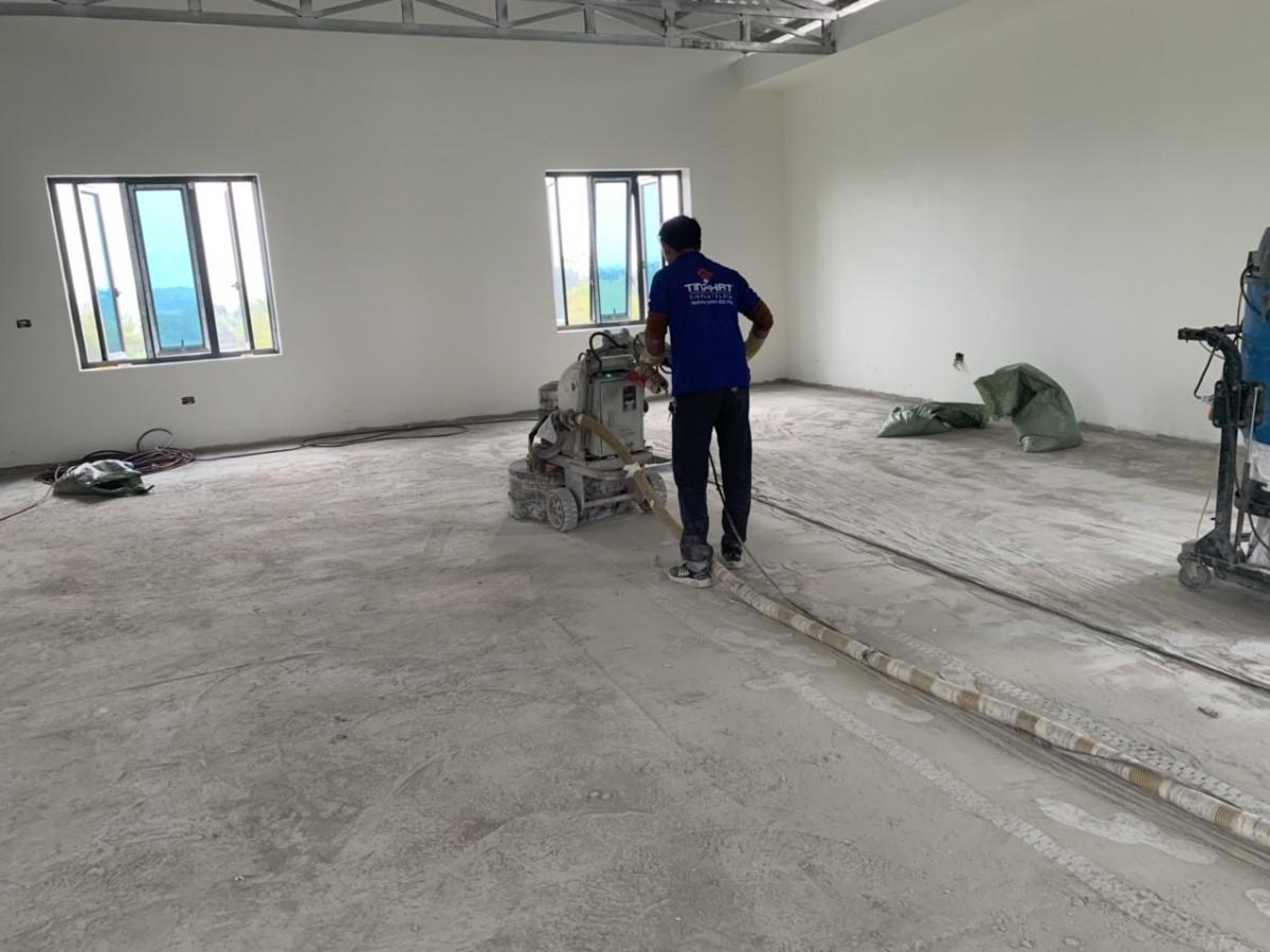 Xử lý bề mặt sàn bê tông trước khi sơn