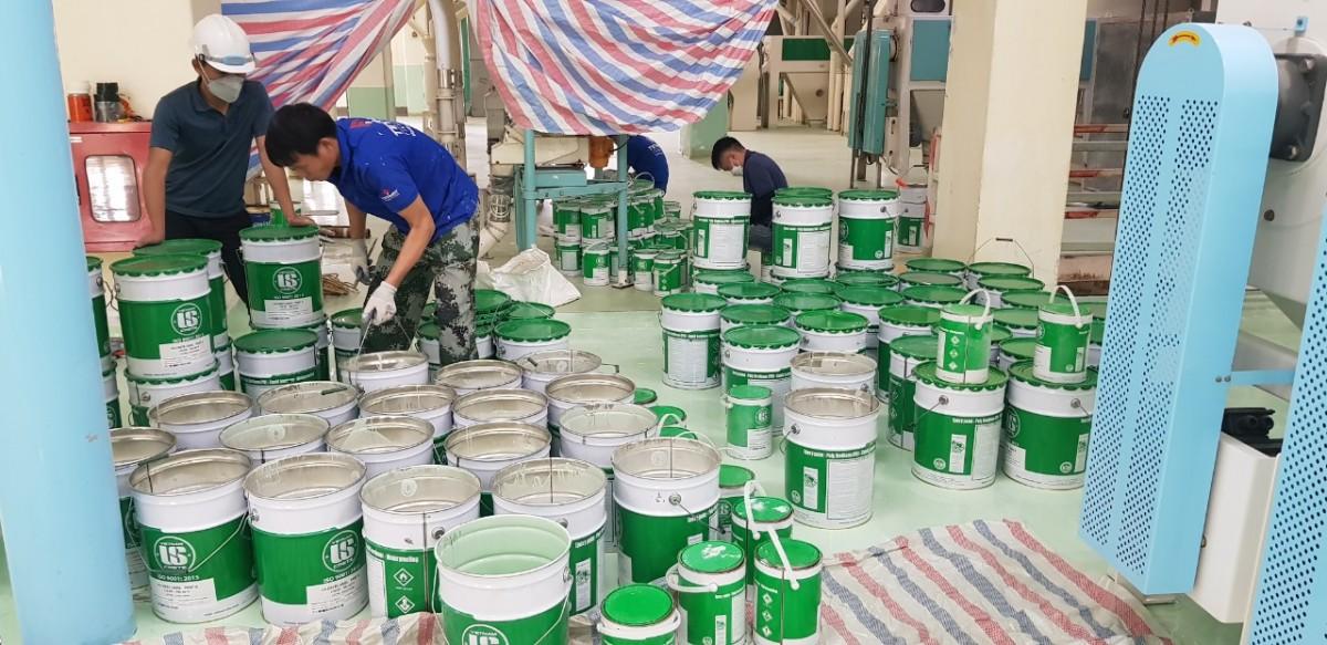 Kiểm tra đầu vào nguyên liệu sơn trước khi thi công
