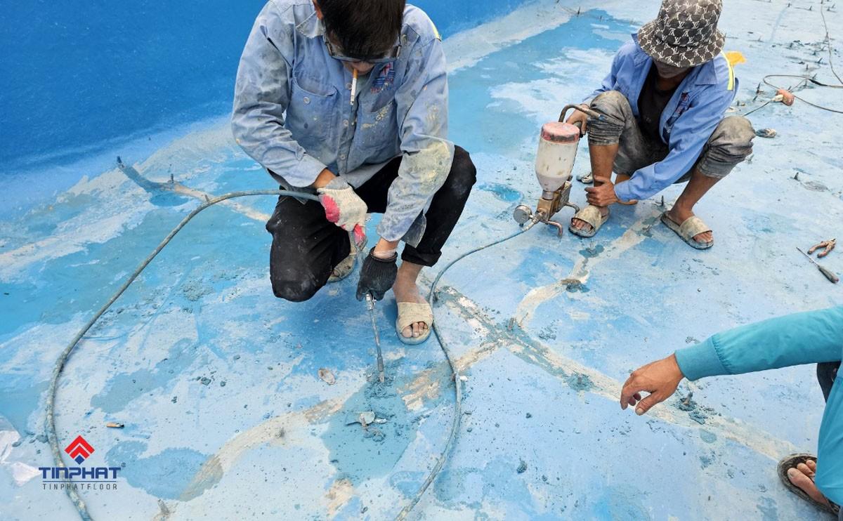 kiểm tra mặt sàn phủ composite