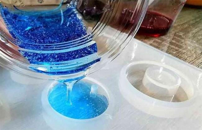 Dùng nhựa epoxy làm keo dán
