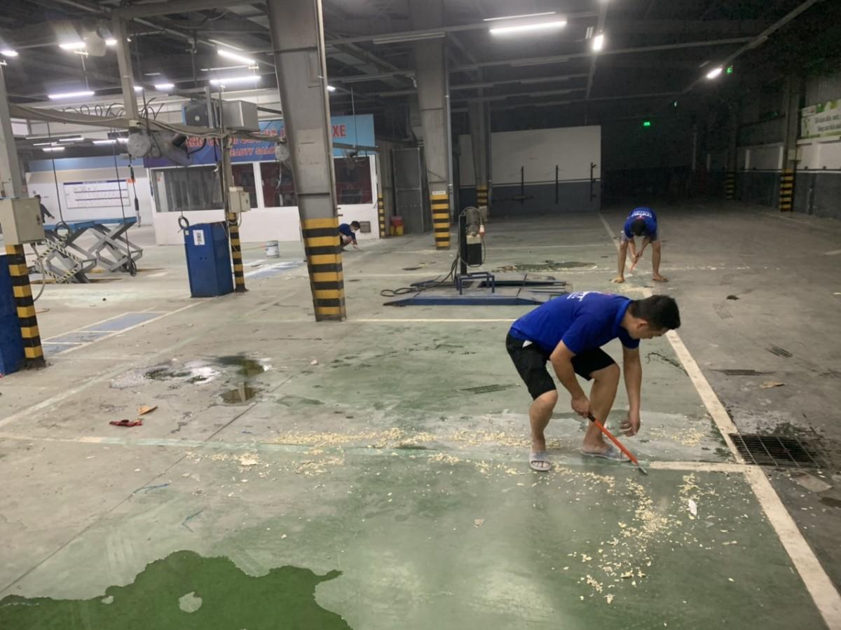 Phá bề mặt cũ trước khi sửa sàn