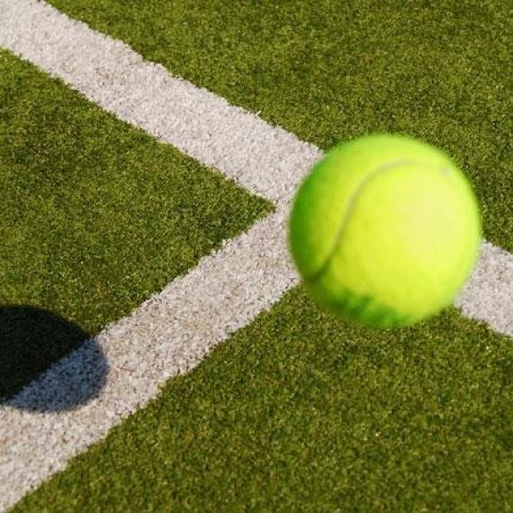 Sự khác biệt giữa các loại mặt sân tennis là gì?
