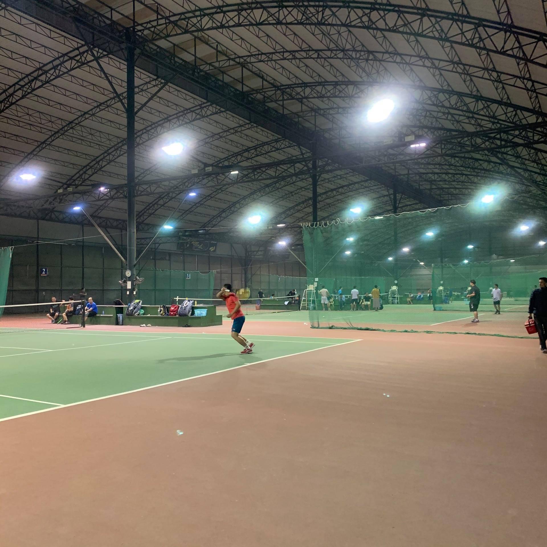 sân tennis có mái che