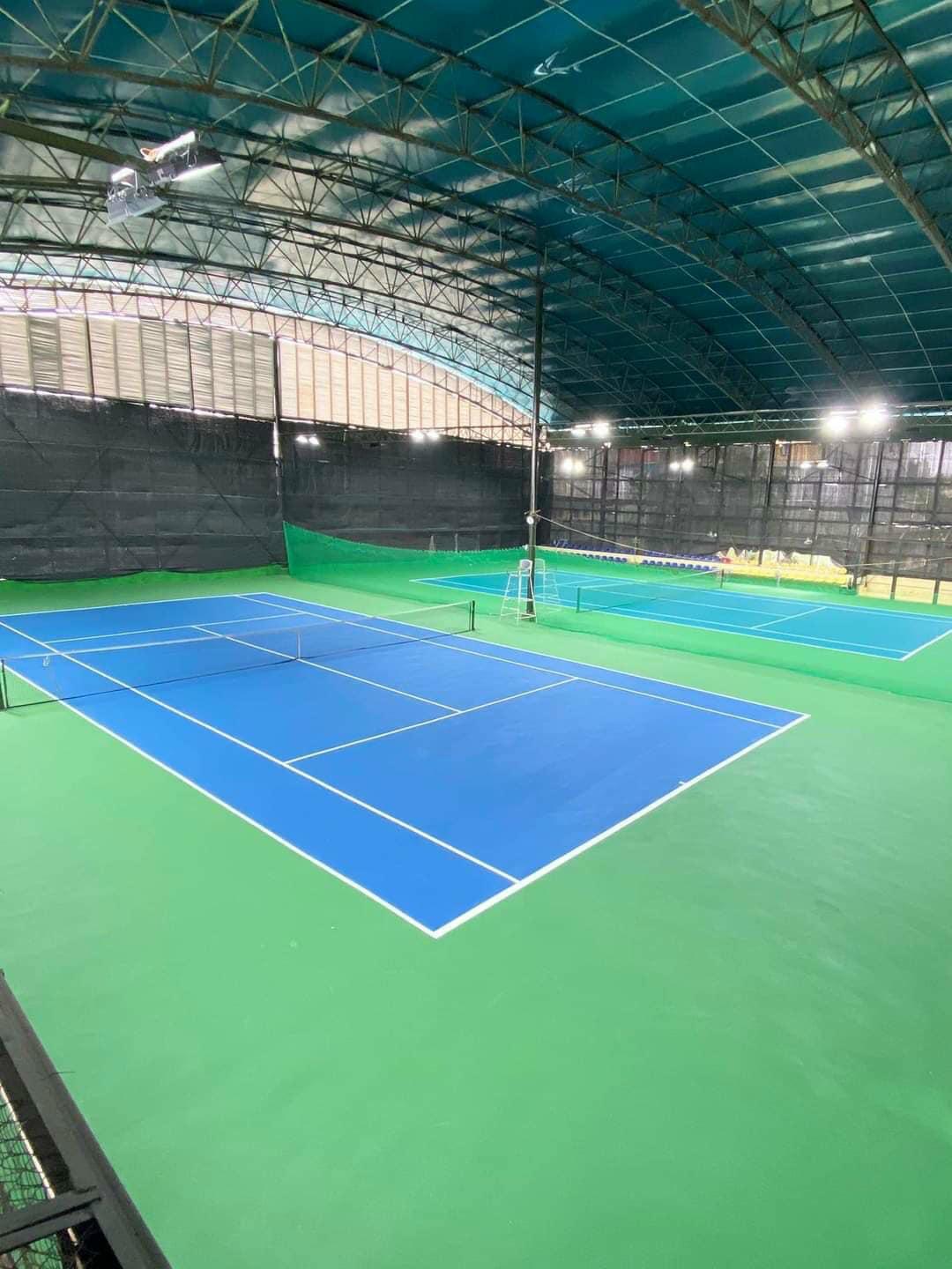 sân tennis có mái che