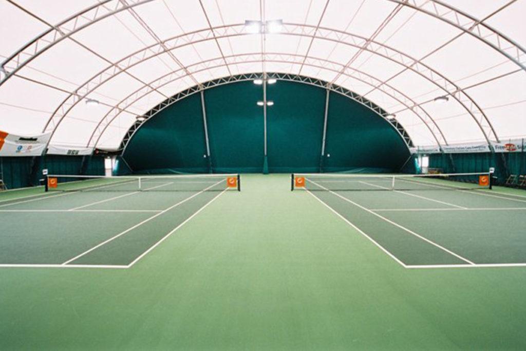 sân tennis mái che