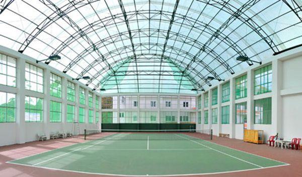 sân tennis mái che