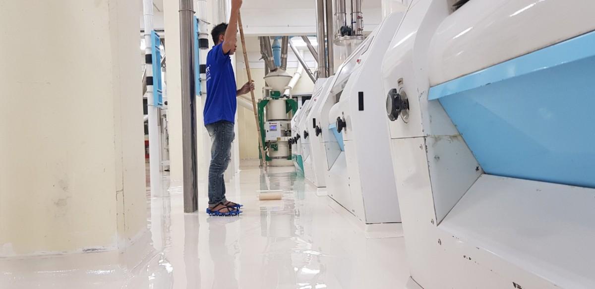 Thi công sơn sàn Epoxy tự san phẳng