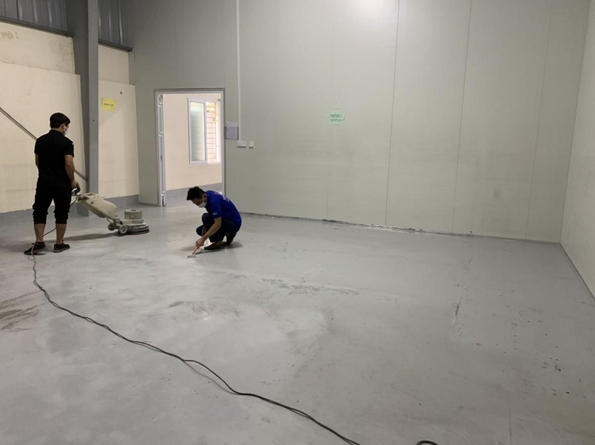 vệ sinh sạch bề mặt sàn trước khi thi công khi thi công sơn