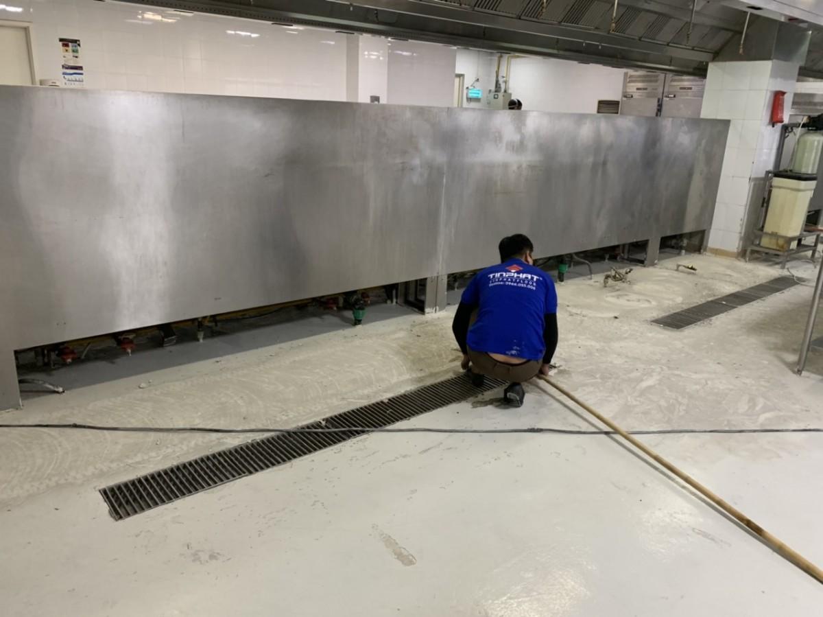 Với các bề mặt sàn cũ cần cải tạo thi công là sạch và làm mịn trước khi sơn lót