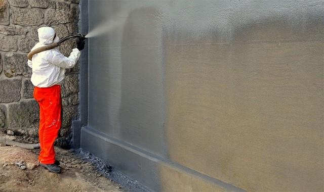 Sử dụng sơn xịt chống thấm đúng cách