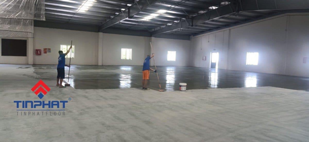 Giữa các lớp sơn và bề mặt bê tông ban đầu luôn yêu cầu vệ sinh sạch để đảm bảo chất lượng khi đưa vào sử dụng