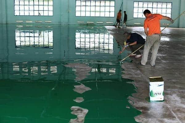 Thi công sơn sàn bằng sơn Epoxy tự san phẳng.