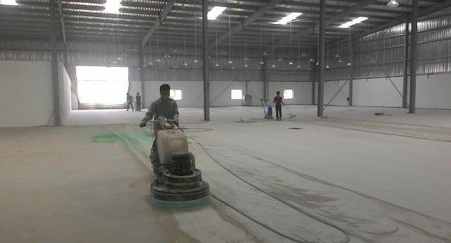 Tiến hành xử lý bề mặt trước khi sơn.