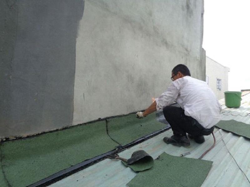 xử lý khe hở giữa mái tôn và tường